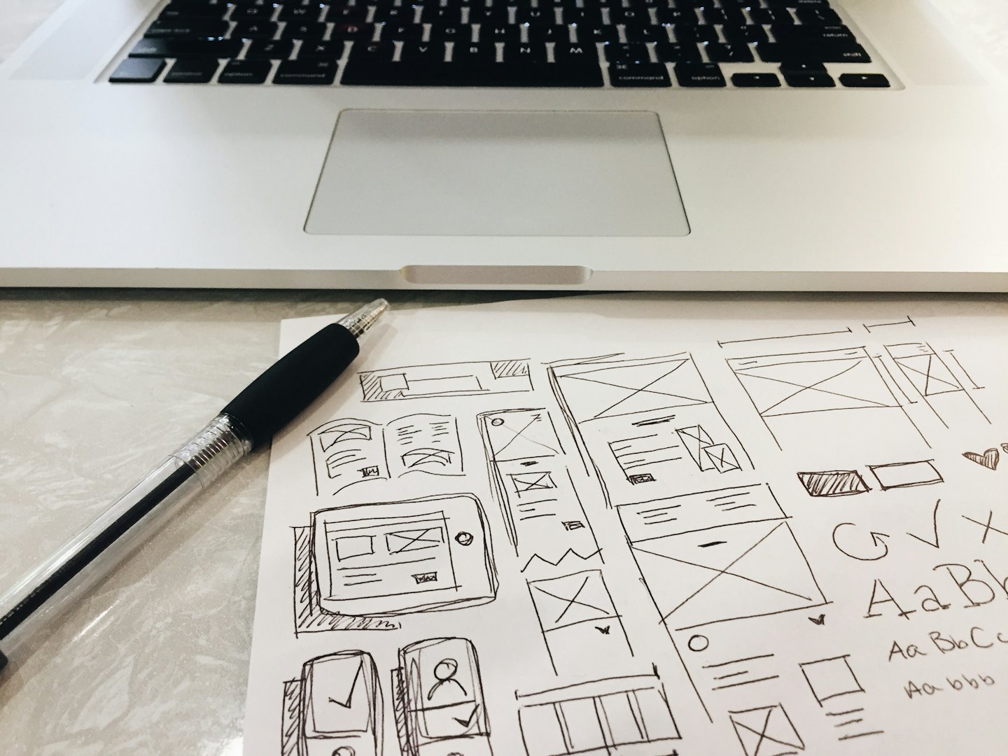 Handgetekende UI wireframes en schetsen op papier met een pen.